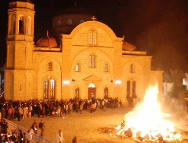 Κύπρος: Συλλήψεις, τραυματίες αστυνομικοί και ζημιές στον «πόλεμο» της «λαμπρατζιάς»